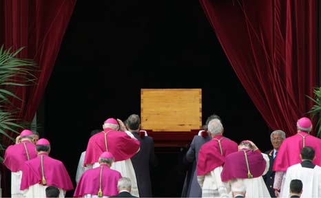Se llevan al Santo Padre a la sepultura